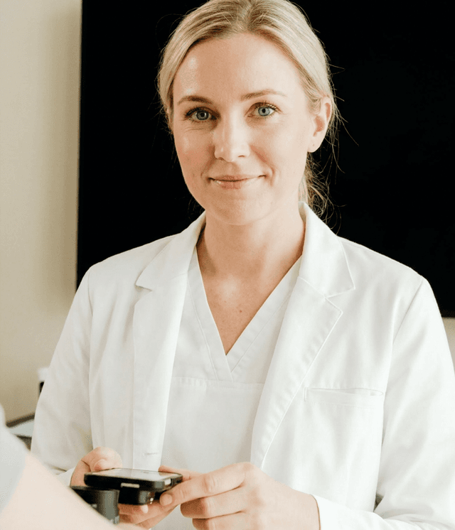 Dermatologist using Dermalyser